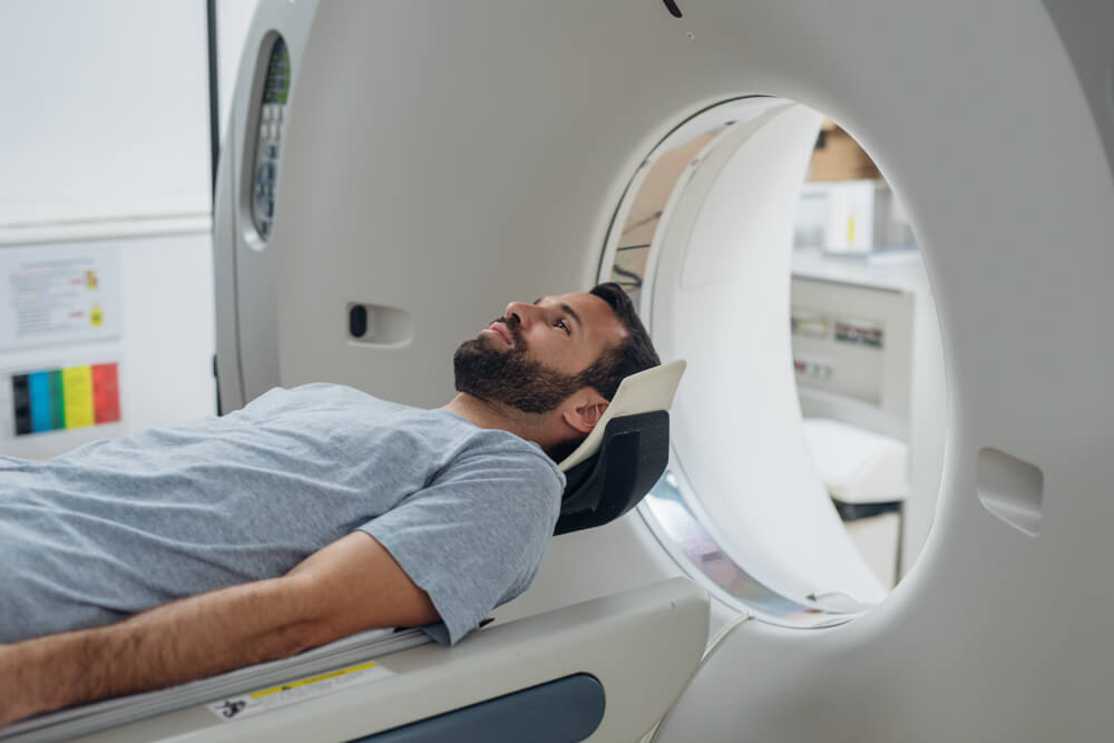 Patient lying on the TC scanner bed waiting to be scanned.