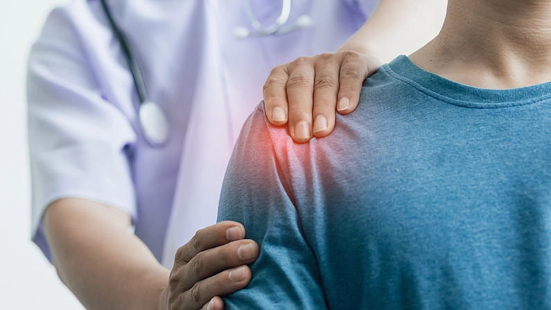 A man with shoulder pain goes to the doctor, The doctor diagnoses the patient's arm pain and shoulder pain. Concept of physical therapy and rehabilitation.